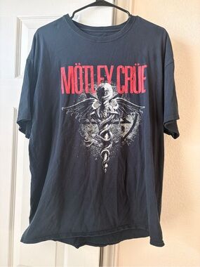 Mötley Crüe Black Short-Sleeve Graphic Tee - Red Logo